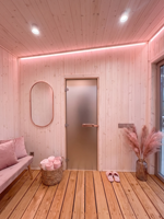 Sauna de luxe en bois préfabriqué modulaire avec revêtement en bois, éclairage ambiant LED et grande fenêtre d'angle en verre