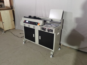 Machine <span class=keywords><strong>de</strong></span> <span class=keywords><strong>reliure</strong></span> automatique professionnelle informatisée à moteur, format A4, avec collage latéral, conception compacte - Product Image 4