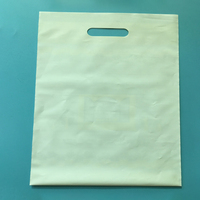Sac à soufflets latéraux en stock avec poignée découpée, résistant à l'humidité, en PE, avec logo personnalisé sérigraphié, emballage de haute qualité pour vêtements