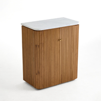 Meuble de rangement à vin moderne en chêne et acier inoxydable à 2 portes, unité de chevet compacte avec façades cannelées