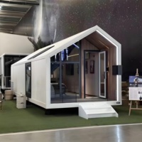 Villa mobile contemporaine de luxe en aluminium et acier léger, préfabriquée, maison intelligente avec toit solaire panoramique