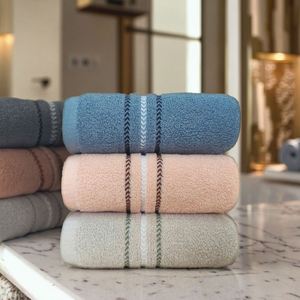 Serviette de Visage Personnalisée en Coton Biologique Peigné Jacquard 33x73cm, Absorbante et Confortable, Lavable en Machine, avec Logo et Marque Personnalisés, Vente en Gros - Product Image 1