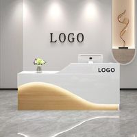 Bureau d'accueil en bois et marbre, design moderne et luxueux, style minimaliste, bande LED personnalisable aux lignes gracieuses