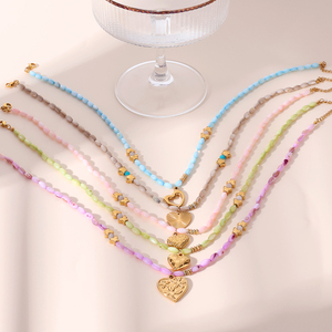 Collana girocollo con ciondolo a cuore gonfio in conchiglia naturale colorata, stile boho chic, perfetta come regalo per l'estate, la spiaggia e l'uso quotidiano. - Product Image 5