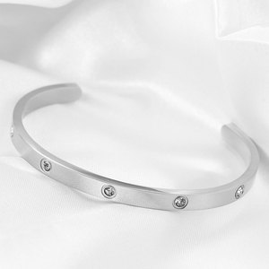 Bracelet unisexe en acier inoxydable plaqué or 18 carats, serti de diamants de 5 mm en forme de C, style européen et américain, cadeau idéal. - Product Image 4