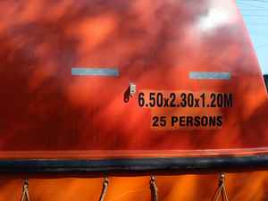 Bote salvavidas cerrado de uso previo con sistema de gancho de liberación con capacidad de carga y descarga - Product Image 6