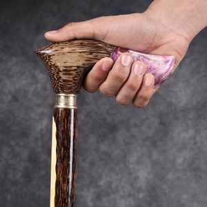 Bastón de madera artesanal con detalles de resina que ofrece funcionalidad y un atractivo estético - Product Image 5