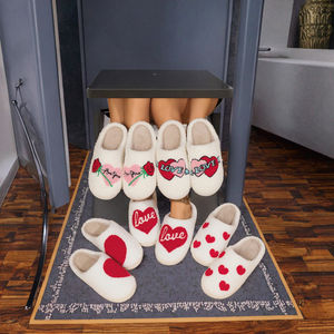 Grossiste Pantoufles Plates Douillettes Pour Femme 2025 Personnalisées Par Designer Pour Chambre Nouveaux Styles Noël Halloween Machine De Fabrication PVC - Product Image 4