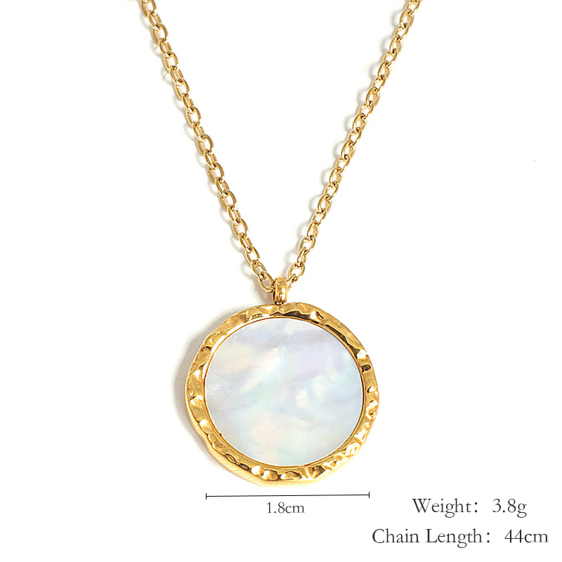 Collana con ciondolo a forma di conchiglia di ciprea