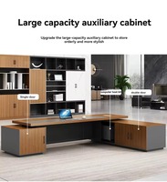 Bureau de direction en forme de L, plateau gris foncé mat, panneau frontal en bois avec ports d'alimentation, bureau moderne