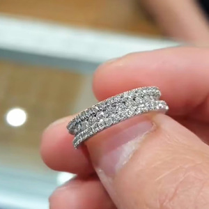 Anello di Fidanzamento Scintillante con Zirconi Incastonati per Donne, Gioiello Minimalista ed Elegante per Matrimonio - Product Image 2