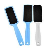 Lime à pieds professionnelle à long manche, éliminateur de callosités, brosse double face pour peaux mortes, lot de 3, portable, en plastique