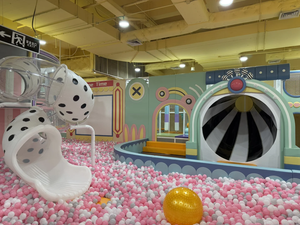 Equipo de Juegos Infantiles Personalizado con Temática Espacial, Tobogán Grande de Plástico para Interiores con Piscina de Pelotas - Product Image 4