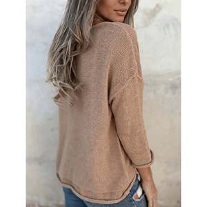 เสื้อสเวตเตอร์คอวีผ่าข้างทรงหลวมสีกากีสำหรับผู้หญิง - Product Image 4