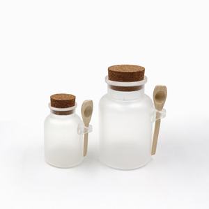 Tarro de sal de baño vacío de 100g, 200g, 300g, 500g (3oz, 7oz, 10oz, 16oz) de plástico transparente esmerilado con tapón de madera y cuchara - Product Image 3