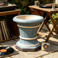 Urne à plante sur piédestal classique en résine, faite à la main et peinte à la main, bleu crème rayé, ornement de jardin, pot de fleurs décoratif, patio, cour