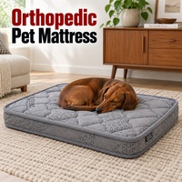 Matelas orthopédique pour chien gris texturé avec dessus matelassé ondulé et panneau latéral imprimé avec étiquette tissée