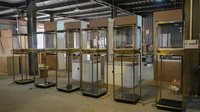 Kiosque de magasin de détail personnalisé, présentoir de bijoux professionnel, métal doré, vitrine de bijoux en verre avec lumière LED