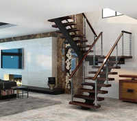 Escalier de villa moderne de luxe avec éclairage LED intérieur, poutre en acier écologique, garde-corps en verre flottant et câble métallique