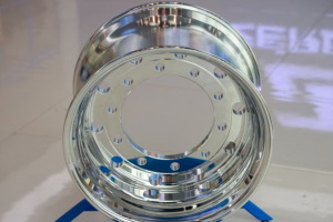 Roues en aluminium de 11.75x22.5 pouces avec finition noire couleur personnalisée pour la rénovation/mise à niveau de camions lourds - Product Image 2