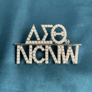 Custom Griekse Letter Delta Sigma Badge Studentenvereniging Broederschap Ncnw Pin Metalen Accessoires Dames Logo Broches Parel Broche - Product Image 2