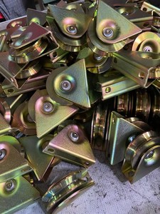 Poulie à fente pour porte coulissante Y/V/U avec roulement à rouleaux <span class=keywords><strong>de</strong></span> roulement poulie inférieure roue <span class=keywords><strong>de</strong></span> pied <span class=keywords><strong>de</strong></span> porte <span class=keywords><strong>de</strong></span> grange - Product Image 6