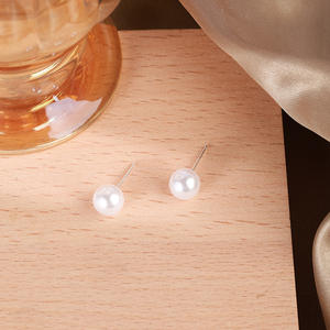 Boucles d'oreilles en perles classiques minimalistes élégantes de style coréen, perles rondes polyvalentes en acier inoxydable, cadeau unisexe - Product Image 3