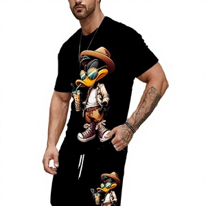 Conjunto Casual de Verano para Hombre con Cuello en V, Manga Corta, Pantalones Cortos y Estampado de Pato de Dibujos Animados, Tela Satinada Transpirable 100% Poliéster - Product Image 3
