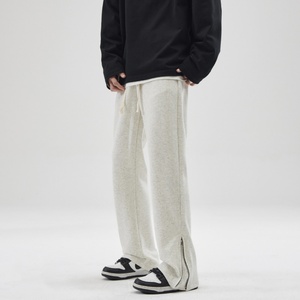 Pantalones Deportivos Americanos de Alta Calidad con Cierre en la Parte Inferior para Hombre, Corte Ajustado y Relajado con un Ligero Estilo Acampanado - Product Image 1