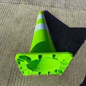 مخروط أمان من البولي فينيل كلوريد مع شريط عاكس عالي 70 سم للطرق الحضرية - Product Image 2