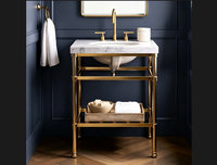 Meuble-lavabo haut de gamme pour suites de luxe, avec plateau en marbre de Carrare, pieds en acier inoxydable chromé poli et finition laiton doré brillant