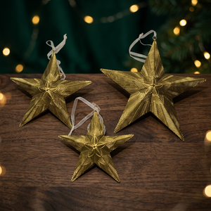 Ornement suspendu étoile dorée en laiton gaufré, décoration de Noël pour la maison, décor en métal durable - Product Image 1