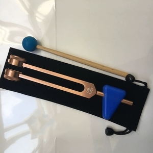 Kit de diapasons lestés OM 136,1 Hz pour la guérison par vibration, avec poignée en silicone, maillet et sac à cordon de serrage - Product Image 3