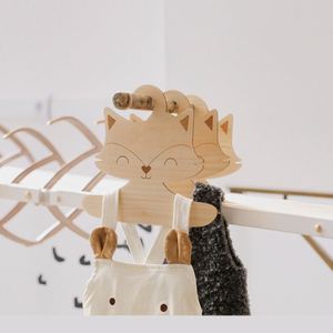 Percha de Madera con Diseño de Zorro, Estilo Escandinavo, Creativa, Ecológica, para Ropa de Niños, con Grabado, para el Armario del Bebé - Product Image 1