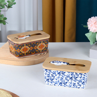 Beurrier en céramique bleu et blanc à motif floral avec couvercle en bois et couteau à beurre, style chinoiserie à motif floral intégral