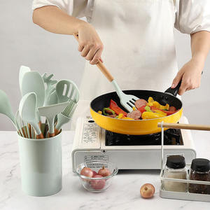 طقم أدوات مطبخ من السيليكون مكون من 12 قطعة مع مقابض خشبية - إكسسوارات وأدوات طبخ - Product Image 6