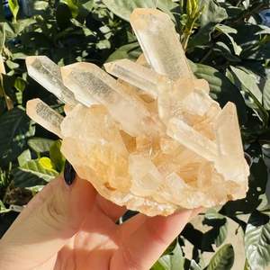 กลุ่มคริสตัลควอตซ์ใสธรรมชาติ รูปทรงไม่สม่ำเสมอ คริสตัลดิบสำหรับบำบัดพลังงาน หินเรกิ ตกแต่งบ้าน สำนักงาน ฮวงจุ้ย ขายส่ง รับผลิตตามสั่ง (OEM) - Product Image 3
