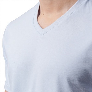 Camiseta Exclusiva para Hombre con Cuello en V, Manga Corta, Estilo Básico y Limpio para Primavera/Verano, Ropa Casual, Logotipo Personalizado, OEM, Marca Privada - Product Image 5