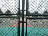 Clôture en treillis métallique galvanisé et recouvert de PVC, à mailles losangées, pour terrains de tennis et jeux sportifs – Vente directe usine