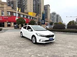 Voiture d'occasion bien entretenue Kia 2017 K3 1.6GLS Édition Spéciale 15e Anniversaire Semi-Automatique Extérieur Blanc Voiture Économe en Carburant - Product Image 3
