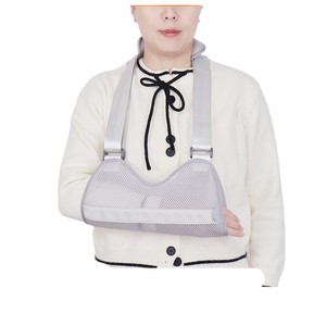 Attelle de soutien du coude et de l'épaule en maille respirante grise pour adultes et enfants, pour la récupération des blessures aux mains - Product Image 1