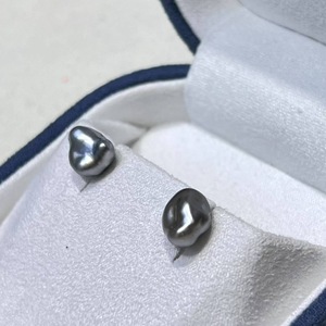ต่างหูเคชิไข่มุกดำตาฮิติเคซู ขนาด 6-8 มม. ตัวเรือนทองคำขาว 18k - Product Image 1