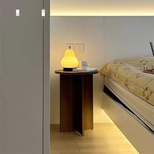 Table basse ronde en bois massif faite à la main, couleur noyer, pour salon, table d'appoint pour canapé ou chevet - Product Image 3