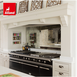 Armoires de cuisine sur mesure en bois massif avec finition laquée blanche mate de style contemporain Alland, avec porte en verre - Product Image 3