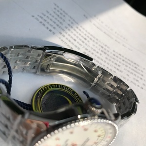 Montre mécanique unisexe de luxe de haute qualité en acier inoxydable, avec index des heures sertis de diamants et cadran en nacre - Product Image 5