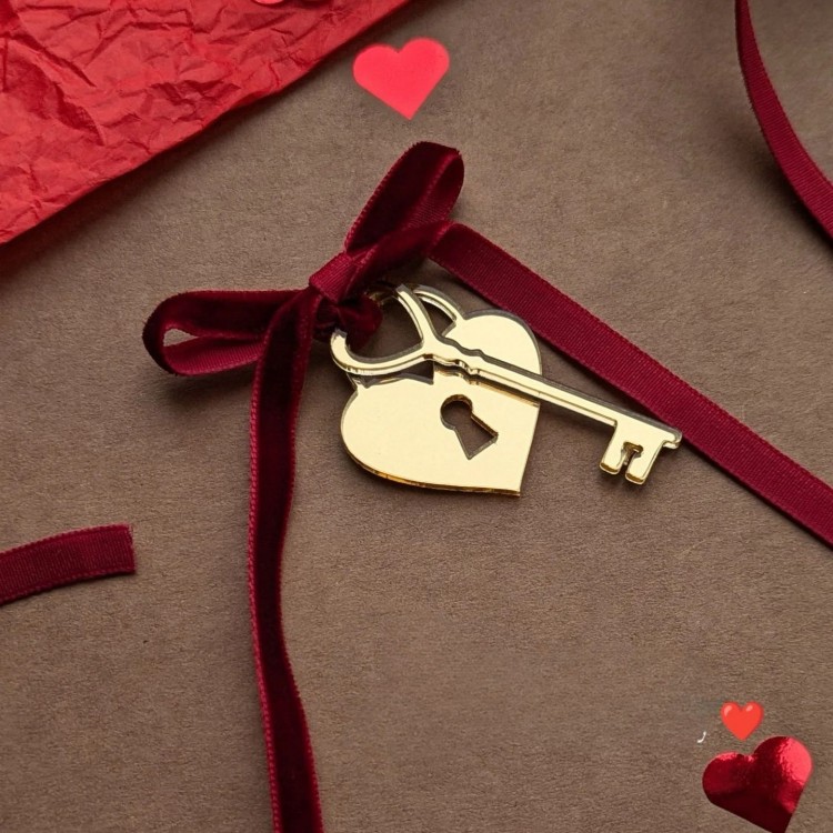 Two piece key lock set gold
