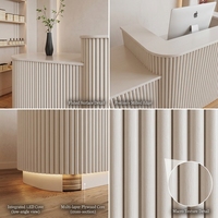 Comptoir de réception incurvé de style crème moderne avec panneau cannelé et éclairage LED pour salon de beauté et magasin de vêtements