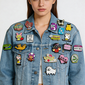 Broches en métal émaillé personnalisées en gros, badges de revers souvenirs touristiques, broches de dessin animé imprimées en 2D, décorations réutilisables pour vêtements - Product Image 1