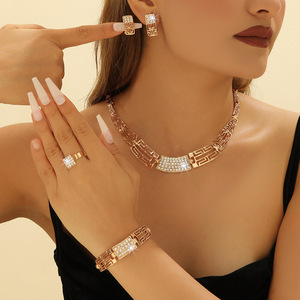 Joyería de Lujo Ligero de Moda para Bodas, Conjunto de Joyería de Aleación con Cristales y Diamantes de Imitación, Collar, Pendientes y Anillo, Superventas en Comercio Exterior - Product Image 1