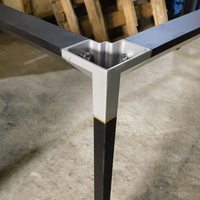 Table moderne de luxe sur mesure avec cadre photo et pieds chromés, utilisation hôtelière et commerciale, acier et chrome, taille personnalisée